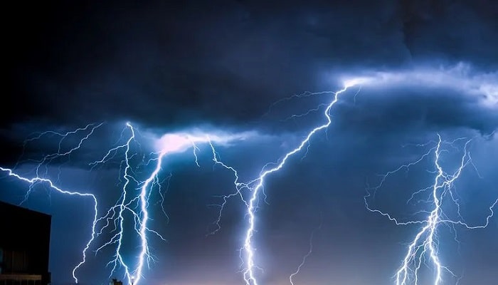 Did you know that lightning can reach more than 300 kms