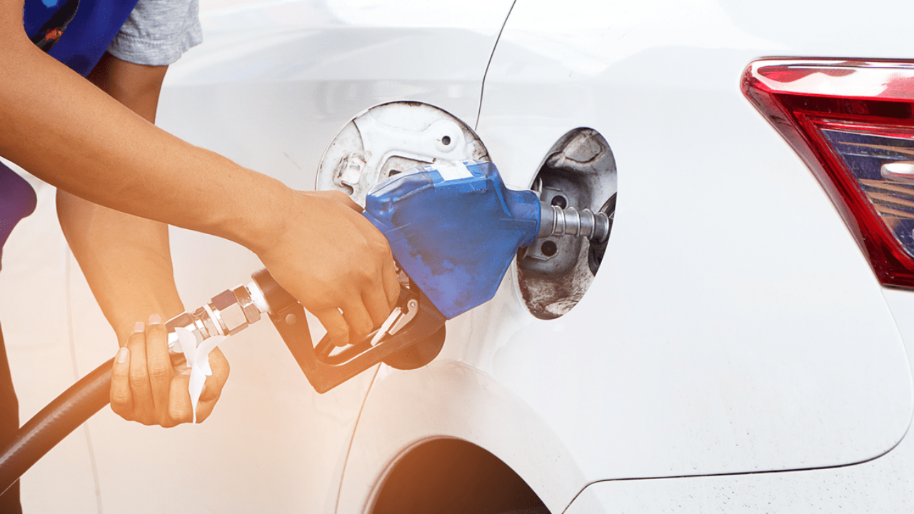 Consigli pratici per guidare in modo più efficiente e risparmiare al distributore di benzina