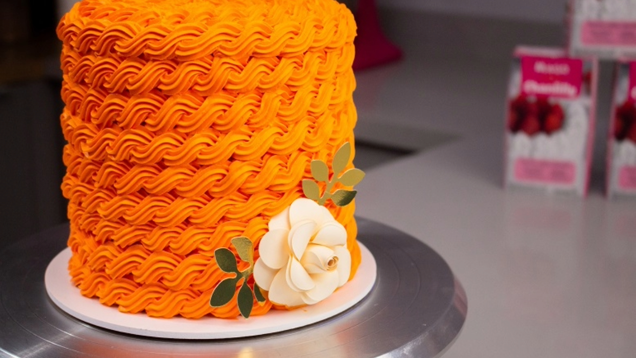 Learn to master the art of decorating cakes with whipped cream and impress your guests with delicious and visually stunning creations.