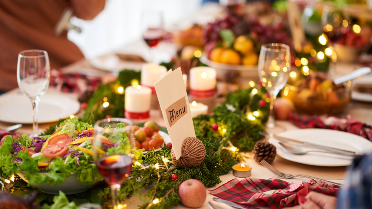 Trasforma la tua cena di Natale in uno spettacolo visivo con queste idee per la decorazione della tavola